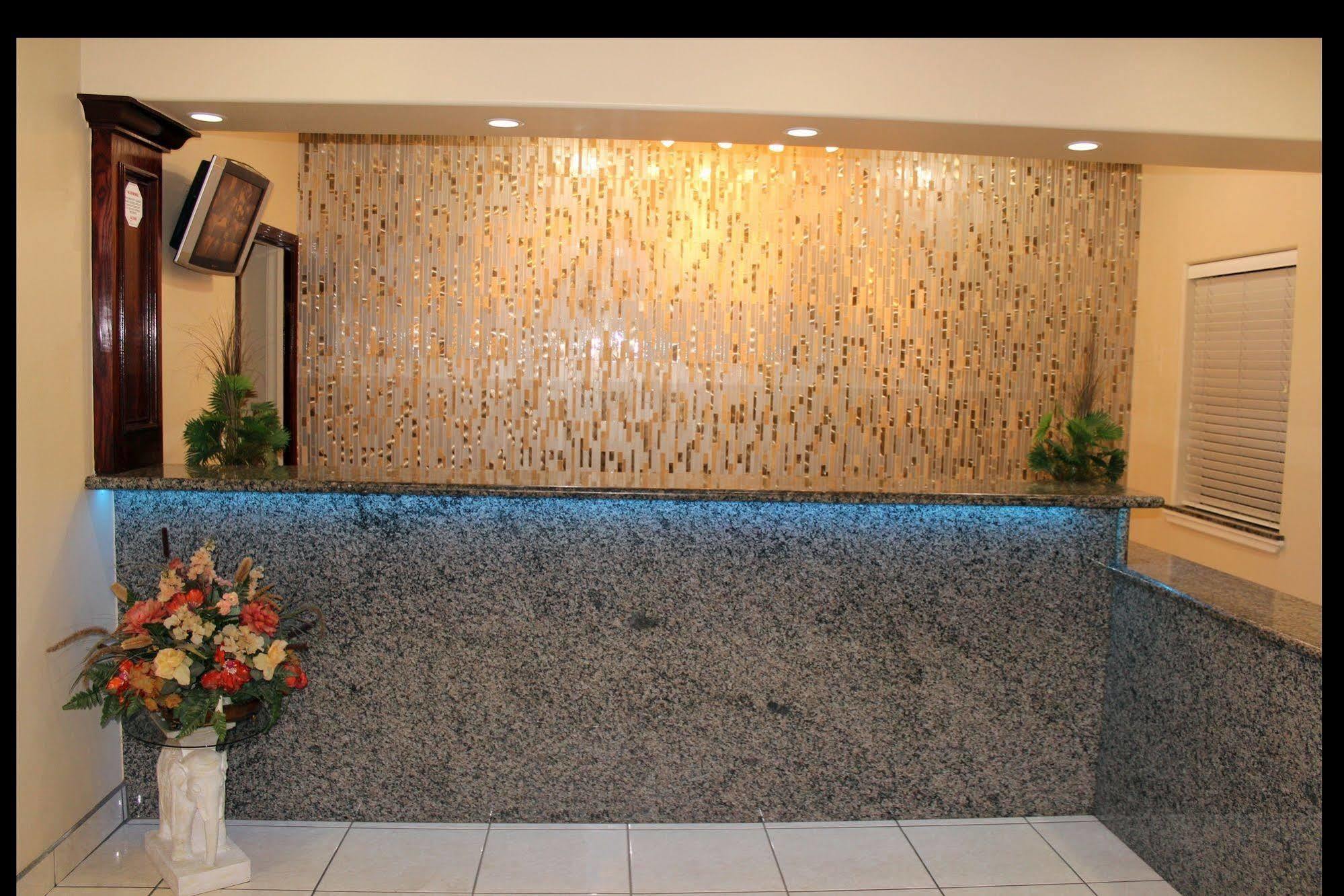 Texas Inn & Suites Mcallen At La Plaza Mall And Airport McAllen Exterior foto